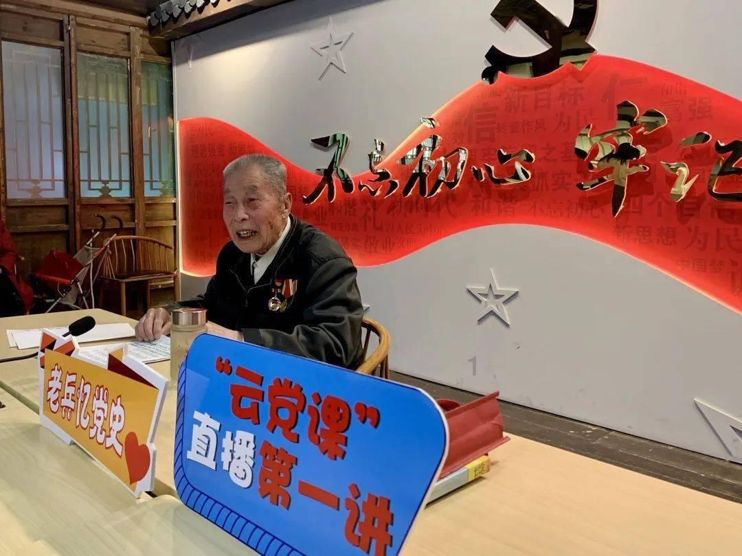逃离废弃的卡车场